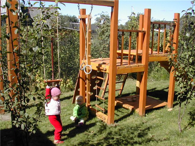 Безопасная конструкция детских качелей на игровой площадке