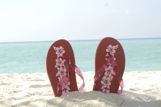 Какую обувь лучше надевать на пляж?